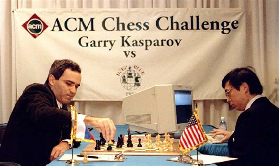 İlk maç dizisini Kasparov kazanmış ama ertesi sene oynanan ikinci maç dizisini bilgisayar sisteminin yeni versiyonu olan Deeper Blue (daha derin mavi) kazanarak dünya satranç şampiyonunu alt etmişti.