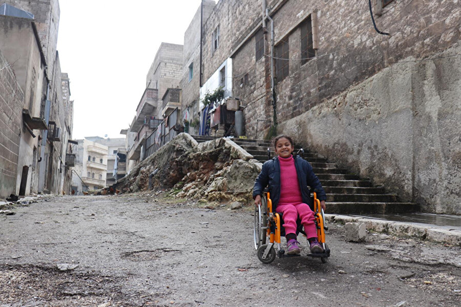 Halep'te bir bombalı saldırısı sonrası enkaz altında sıkışıp kaldığı için felç olan Hana.