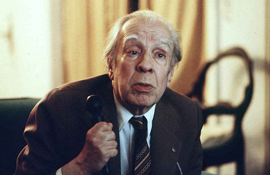 Borges hikâyesinde de görüldüğü gibi, bir şeyi tekrar anlatmaya kalktığımızda o şey değişir. 