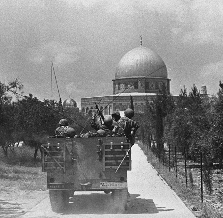 İsrail askerleri, 7 Haziran 1967'de Doğu Kudüs'ü ele geçirmiş ve Mescid-i Aksa'ya girmişti.