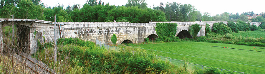 Kral Justiniaus, erguvan renkli kaftanıyla ve dikenli olanına benzemeyen tacıyla yürüyerek geçmiş midir bu köprüden? Yürüyerek geçmiş ve “Ruhum, Justiniaus geçiyor köprüden, duyuyor musun” demiş midir en sevdiği şair Galatalı İlhan Berk gibi?