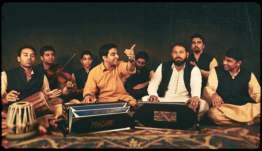  Kavvali müziği yedi yüzyıl kadar eski bir geçmişe sahip. Kökleri İran’a uzanan ve Pakistan topraklarında son şeklini alan bir sufi müziği... Sufi müziği deyince bu müziğin bir zikir, bir ibadet şekli olduğunu hatırlamak gerek. 