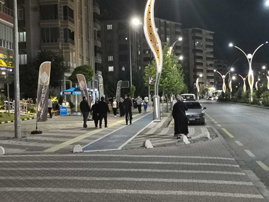 Malatya'nın Pütürge ilçesinde 5 büyüklüğünde depreme meydana geldi. Depremin ardından Malatya'daki bazı kişilerin sokağa çıktığı görüldü.