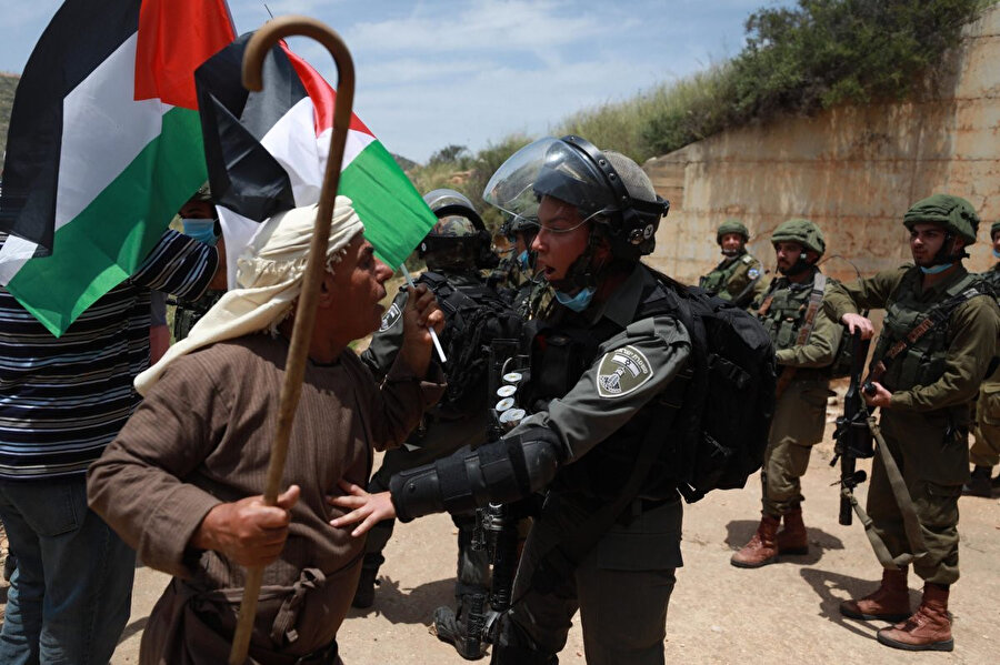 Yasa dışı Yahudi yerleşim birimlerini protesto eden Filistinlileri dağıtmaya çalışan İsrail polisi.
