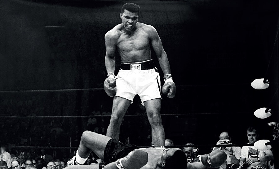 Muhammed Ali, önceki adı: Cassius Marcellus Clay Jr., Amerikalı Müslüman profesyonel boksördür.