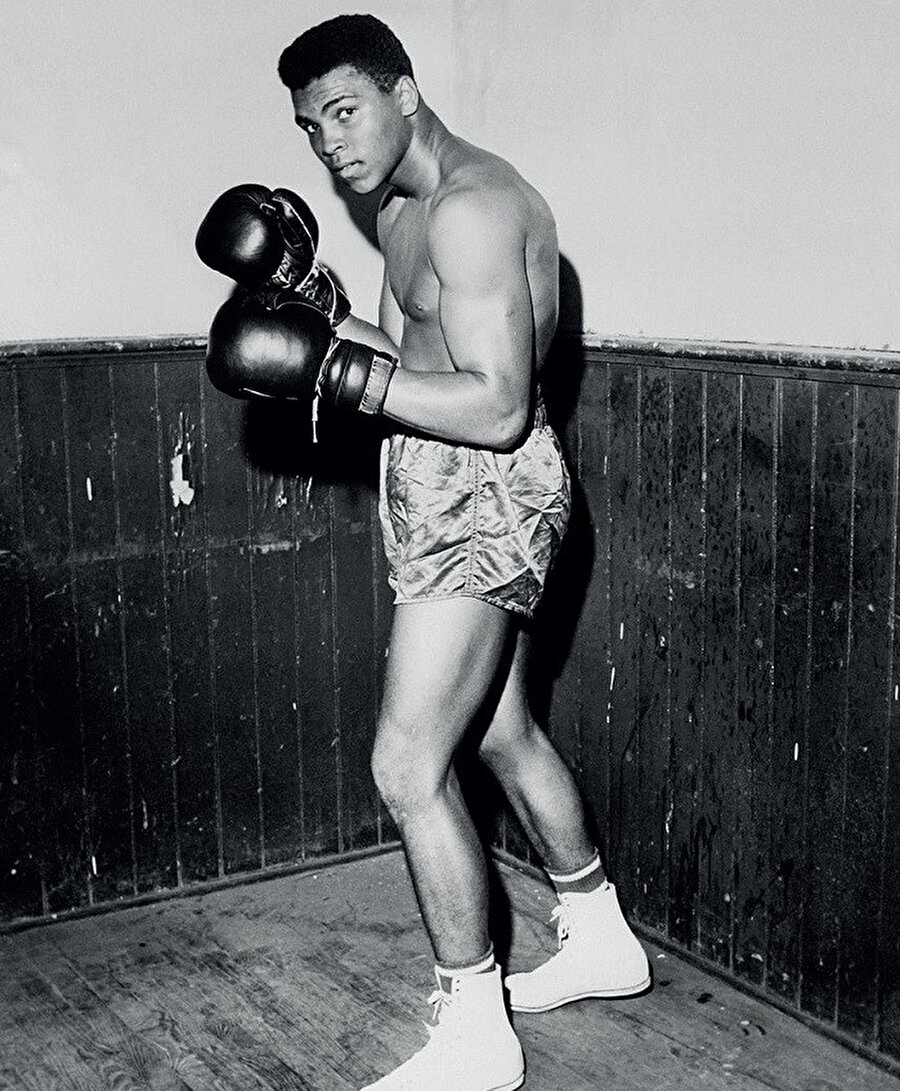 1964 yılında 22 yaşındayken, S. Liston'u yenip Dünya Şampiyonu oldu.