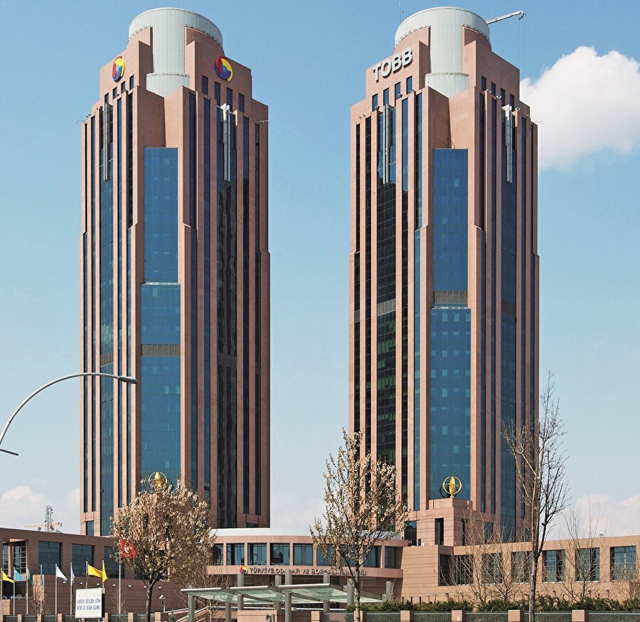 Gerek TOBB olsun, gerekse TÜSİAD olsun, Türkiye’de iş dünyasının sözcülüğünü yapan kuruluşların ne kadar yerli ve milli olduğu sorusu her zaman kafaları kurcalamış, halen de kurcalamaya devam etmektedir. Normal zamanlarda, işler tıkırındayken uyumlu bir görüntü vermeye çalışan iş dünyasının temsilcileri, her nedense kriz dönemlerinde zoraki altına sığınmaya çalıştıkları “yerli ve millilik gömleği”ni çok rahat üzerlerinden çıkarıverir, IMF davulunu çalmaya başlarlar.