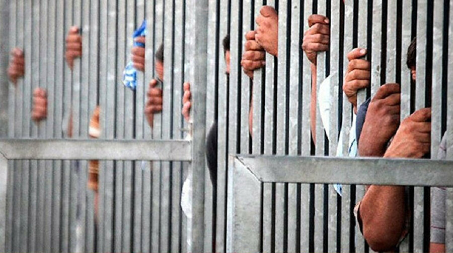 Gözaltındaki vatandaşların fizikî mesafe şartları sağlanmadığı gibi lazım gelen tıbbî muayeneye bile gerek duyulmadı. Hükümet mahkûmlara ayrım yapsa da korona hükümetin adamlarını da yakaladı, kimseye torpil geçmedi. Zalime de, mazluma da eşit davrandı. 