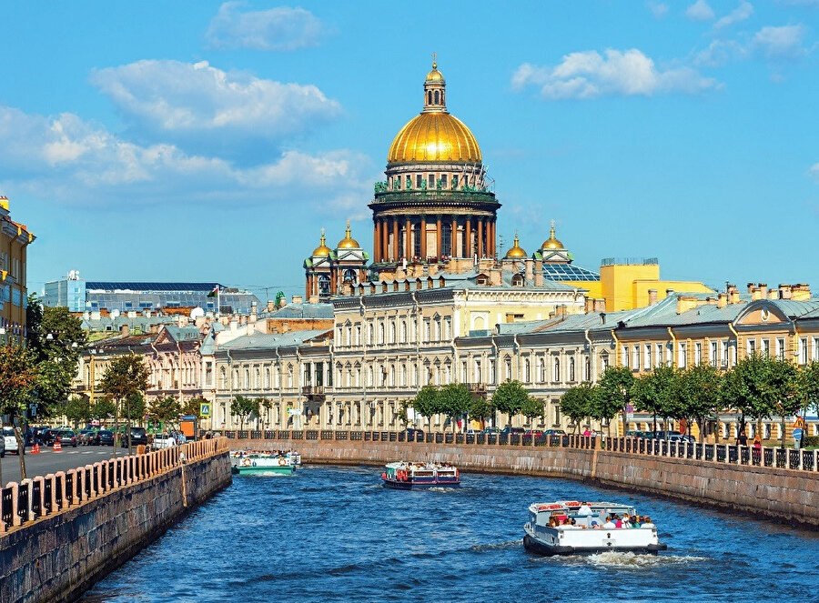 Sankt-Peterburg ya da Türkçe kaynaklardaki yaygın adıyla St. Petersburg, Moskova'nın 715 km kuzeybatısında bulunan, Rusya'nın 2., Avrupa'nın 4. büyük şehridir.