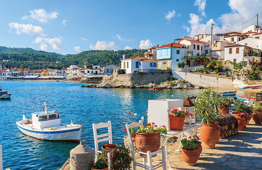 Diğer adıyla Sisam Yunanistan'da, Ege Denizi'nde, Dilek Yarımadası'nın karşısında bir adadır.