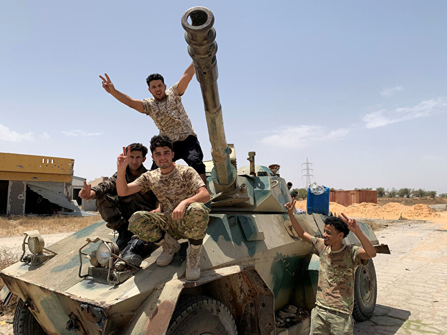 Libya'yı 42 yıl yönettikten sonra devrilen Muammer Kaddafi'nin memleketi Sirte'de Libya ordusuna mensup askerler böyle görüntülenmişti.