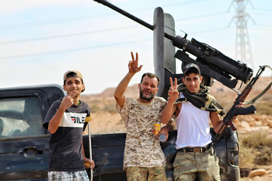 Libya ordusuna mensup askerler Sirte şehrinin çevresini abluka altına aldı.