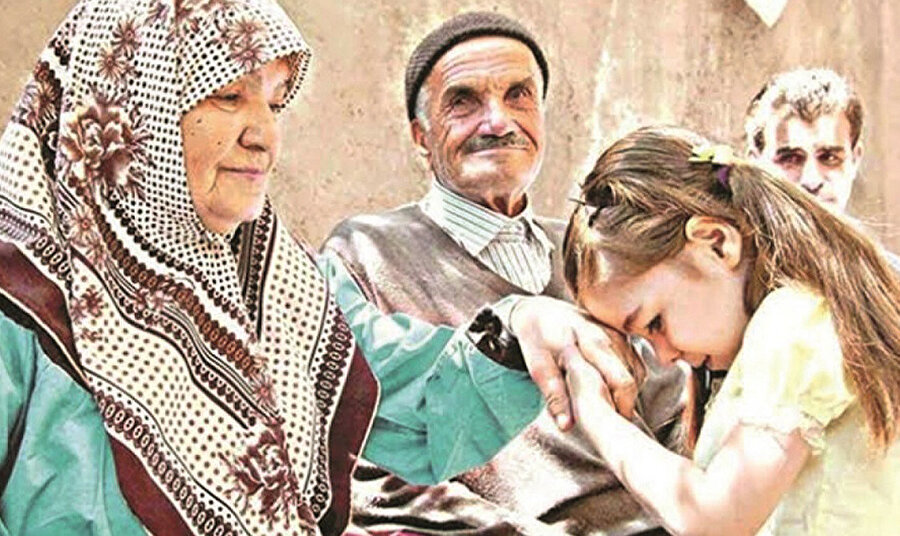 Zaten insan “Nerede o eski bayramlar?” tarzındaki içi boş söylemlerden, belli bir yaşa ve o yaşın gereği belirgin bir ciddiyete ulaşmışsa ancak rahatsızlık hissedebilir.