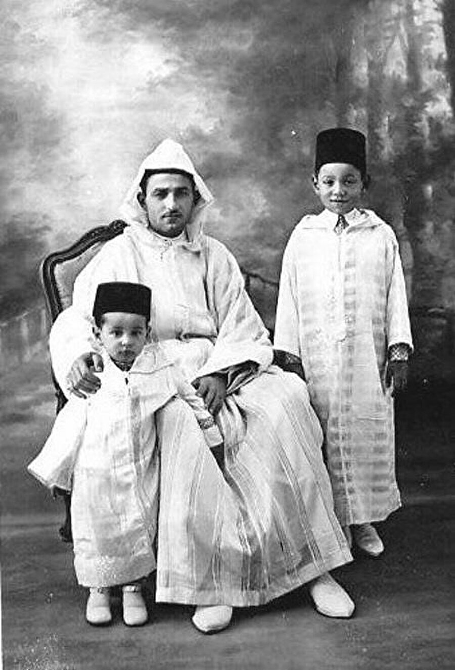 Hasan, babası Muhammed ve küçük kardeşi Abdullah'la birlikte, 1937.