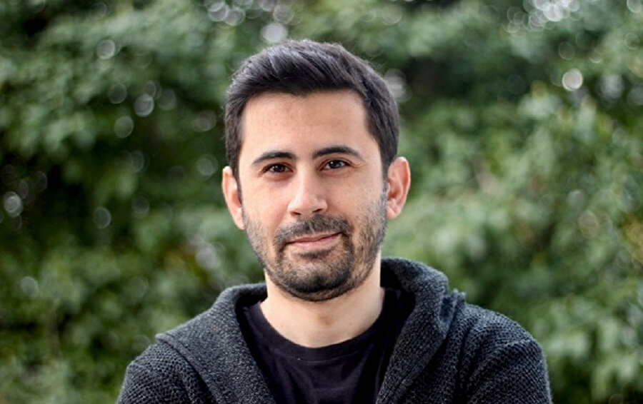 Koç Üniversitesi Yayınları’ndan çıkan ve 11 öyküden oluşan kitap “İnsanı en çok acıtan şey yaşanması mümkünken yaşayamadığı mutluluklardır.” mottosuyla çıktı.