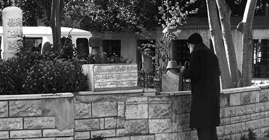 Hiç bir şey gerçekten bitmiyor; dünyadaki her şey bir teneffüs hükmünde.