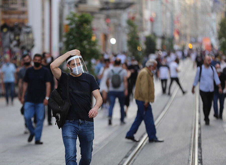 İstanbul'da vatandaşlar 'normalleşme süreci'nin başlatılmasıyla sokaklara akın etti.