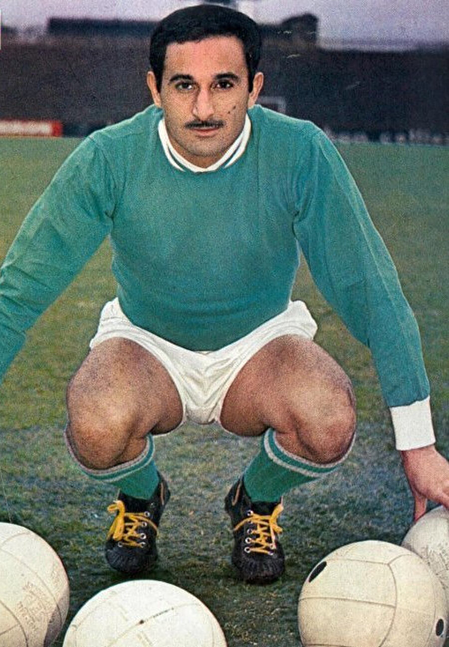 Daha sonra menajer oldu ve Cezayir milli futbol takımında koçluk yaptı.