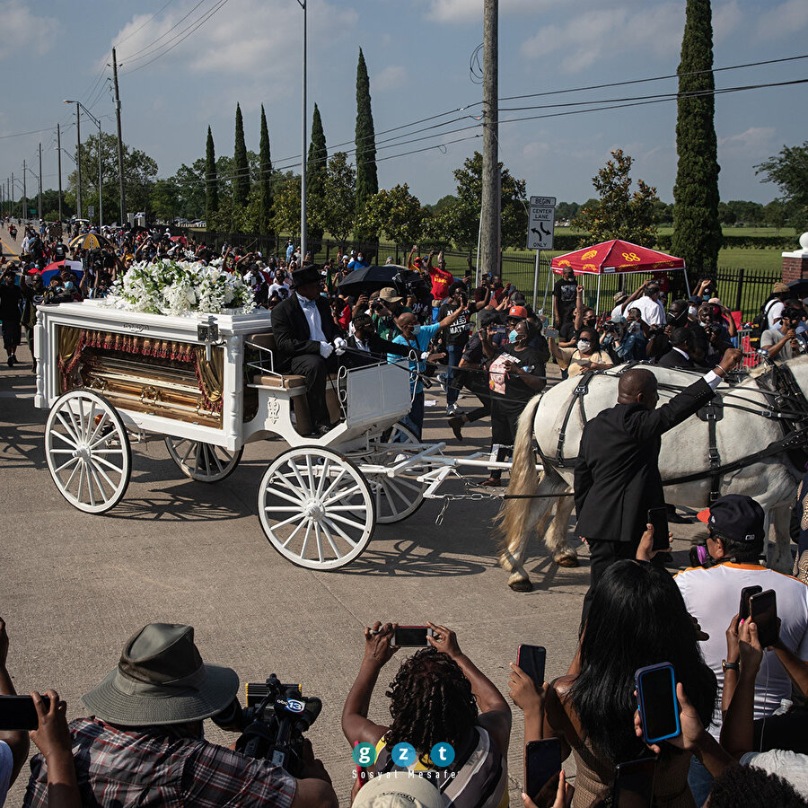 ABD'de polis şiddetiyle öldürülen George Floyd toprağa verildi