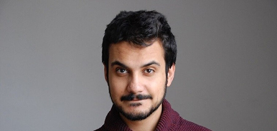 Emre öykülerine Sait Faik öykülerinde rastlanır cinsten bir rahatlıkla başlıyor.