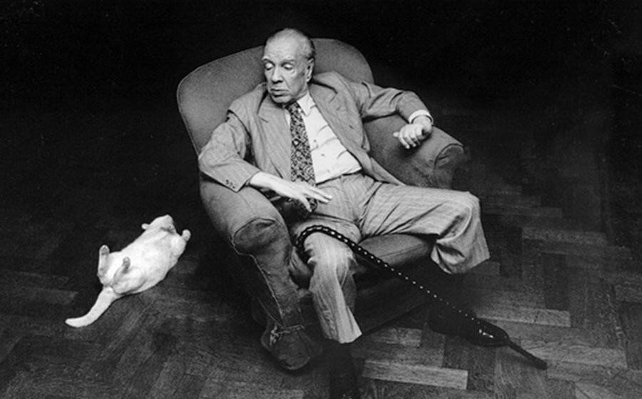 Borges, Richard Burgin’e verdiği röportajda Pıerre Menard için, yazdığım ilk öykü, diyor. 