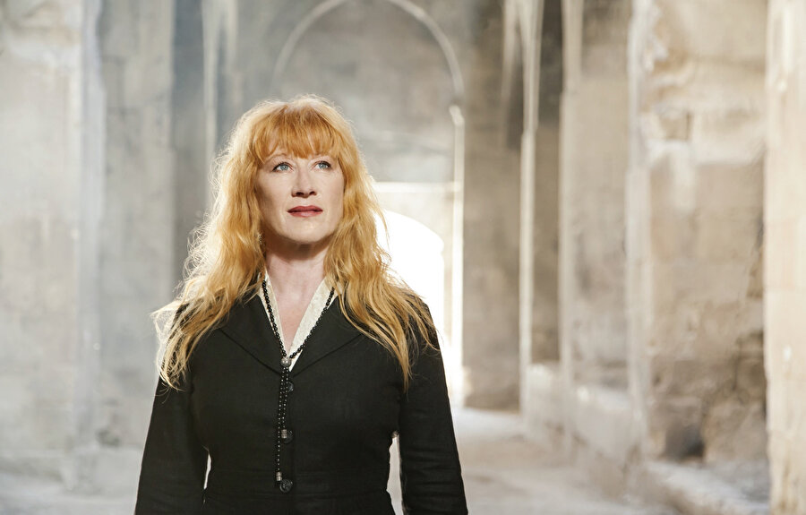 Loreena Isabel Irene McKennitt, Kanadalı vokalist, arpist ve piyanisttir.