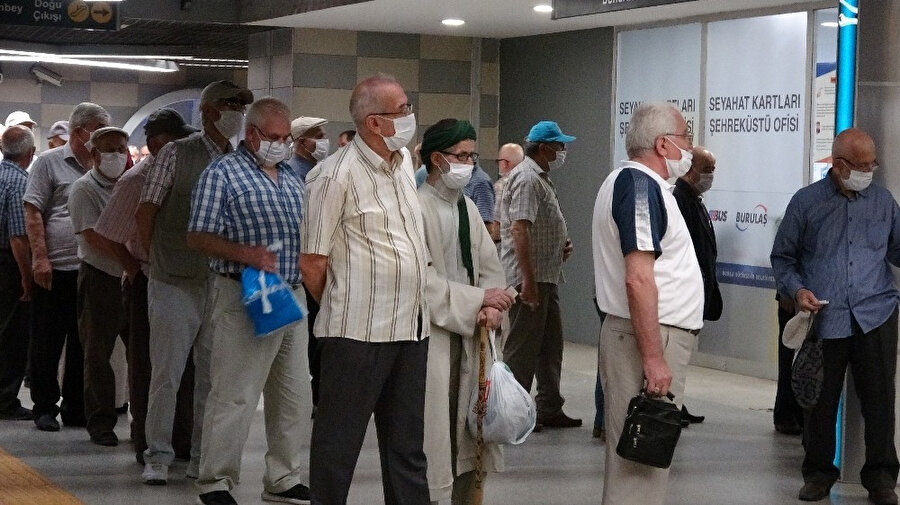 65 yaş üstü vatandaşlar sokağa çıkmaya başladı