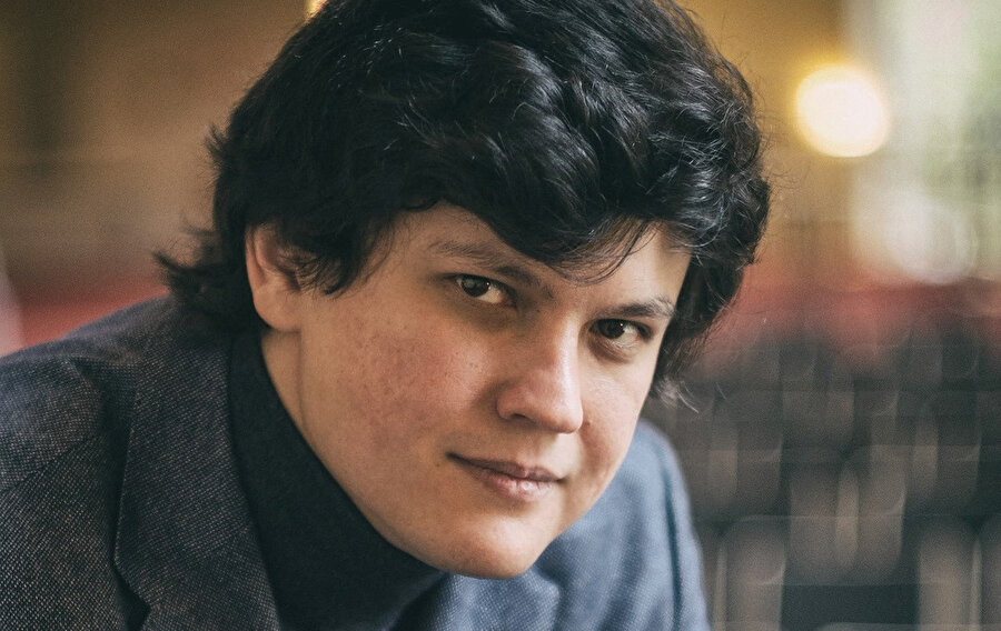 ​Aziz Shokhakimov, orkestra şefidir.