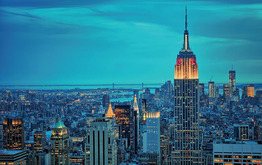 Empire State Building, New York'ta bir gökdelendir ve Manhattan, Fifth Avenue'de 33. ve 34. caddelerin arasında yer alır.