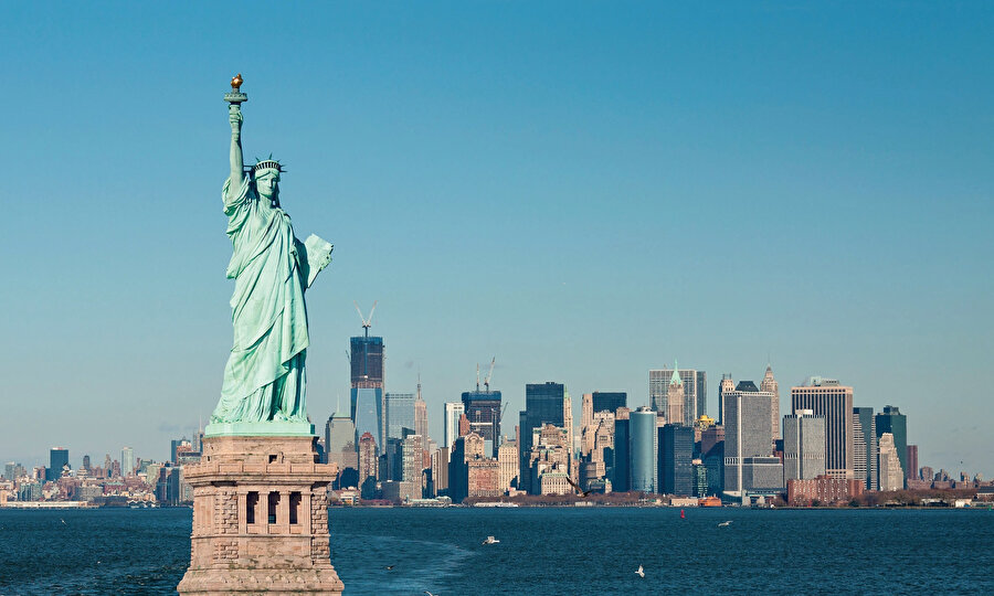 Özgürlük Heykeli ya da resmî adıyla Dünyayı Aydınlatan Özgürlük, ABD'nin New York şehrindeki Liberty adası üzerinde, inşa edildiği 1886 yılından bu yana Amerika'nın simgesi olan anıtsal heykeli ve gözlem kulesidir.