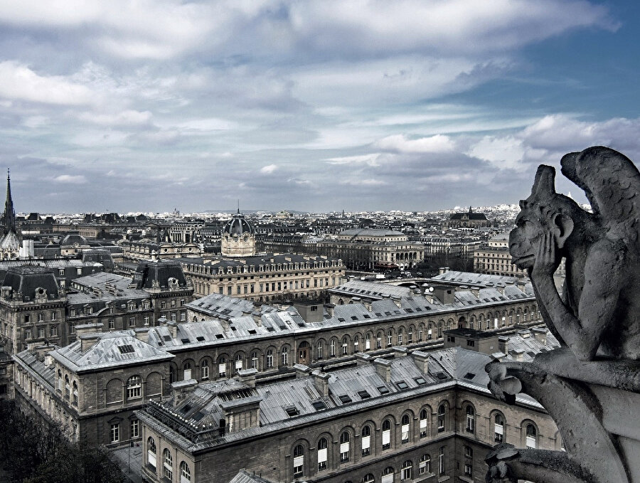 Paris, Fransa'nın başkenti ve Île-de-France bölgesinin merkezidir.