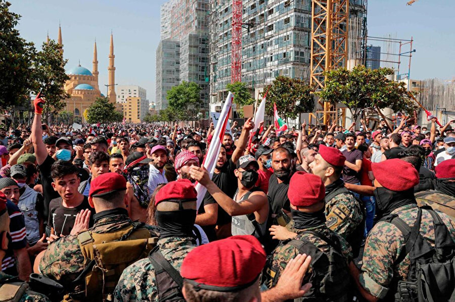 Lübnan'da derinleşen ekonomik kriz şiddetli protestolara sahne oluyor.