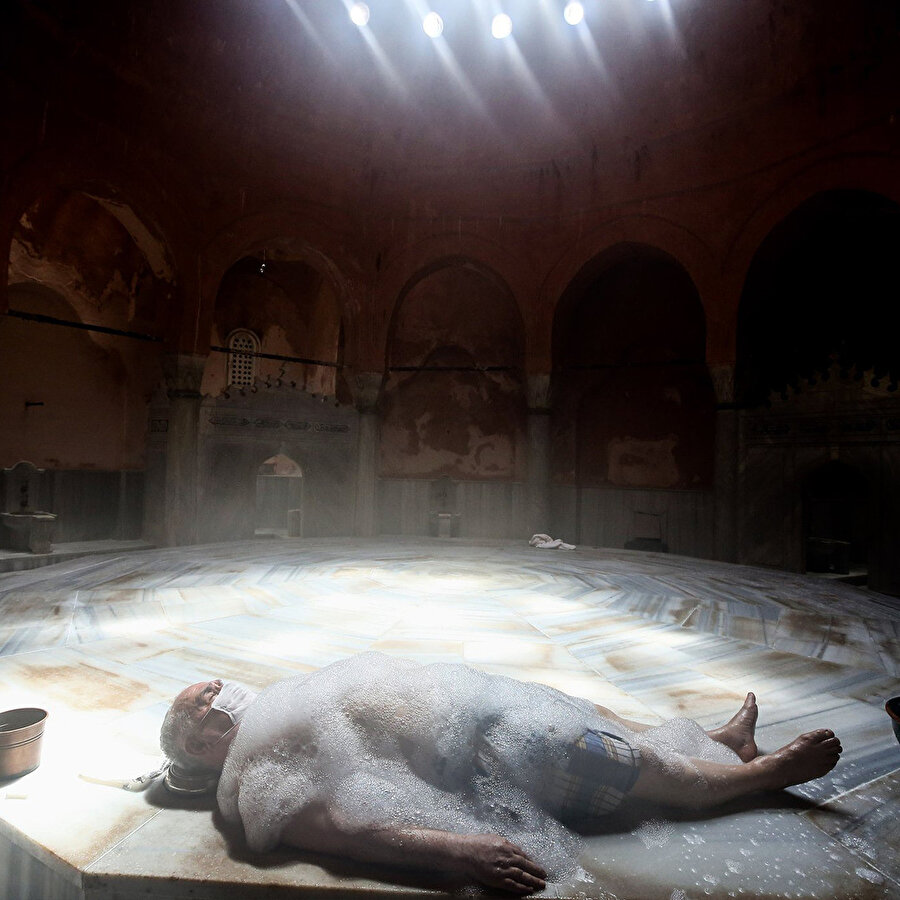 ​Dayı tam bir bordo bereli... Hamamda bile maskeyi çıkarmamış