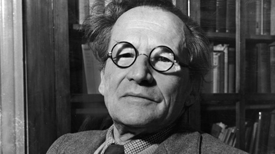 Avusturyalı fizikçi olan Erwin Schrödinger, kuantum mekaniğine olan katkılarıyla, özellikle de 1933'te kendisine Nobel Ödülü kazandıran Schrödinger Denklemi'yle tanınır.