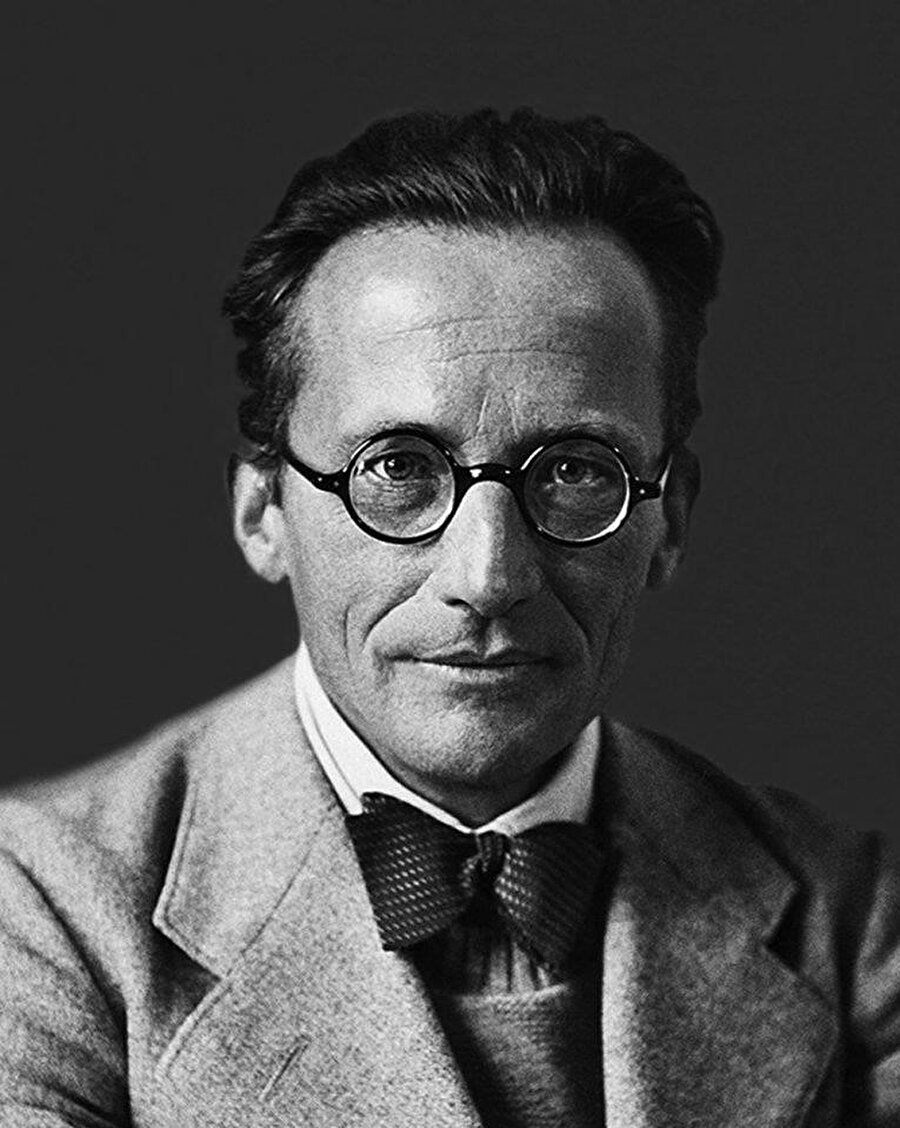 Schrödinger, Viyana'nın Erdberg ilçesinde, Rudolf ve Georgine Emilia Brenda Schrödinger'in tek çocuğu olarak dünyaya gelmiştir ve babası bir mumlu bez imalatçısı ve botanikçiydi.
