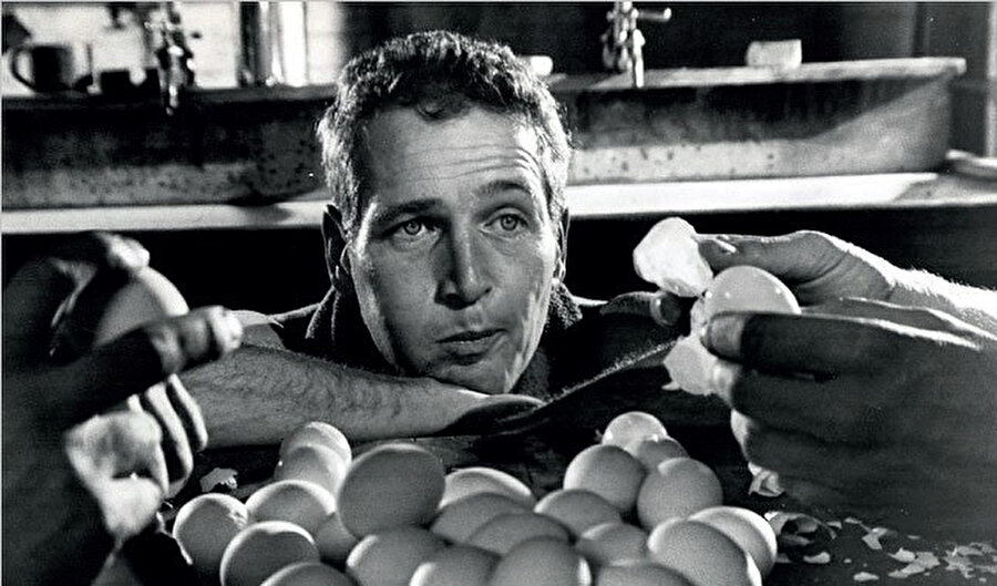 II. Dünya Savaşı sırasında ABD donanmasında görev yapmıştır.