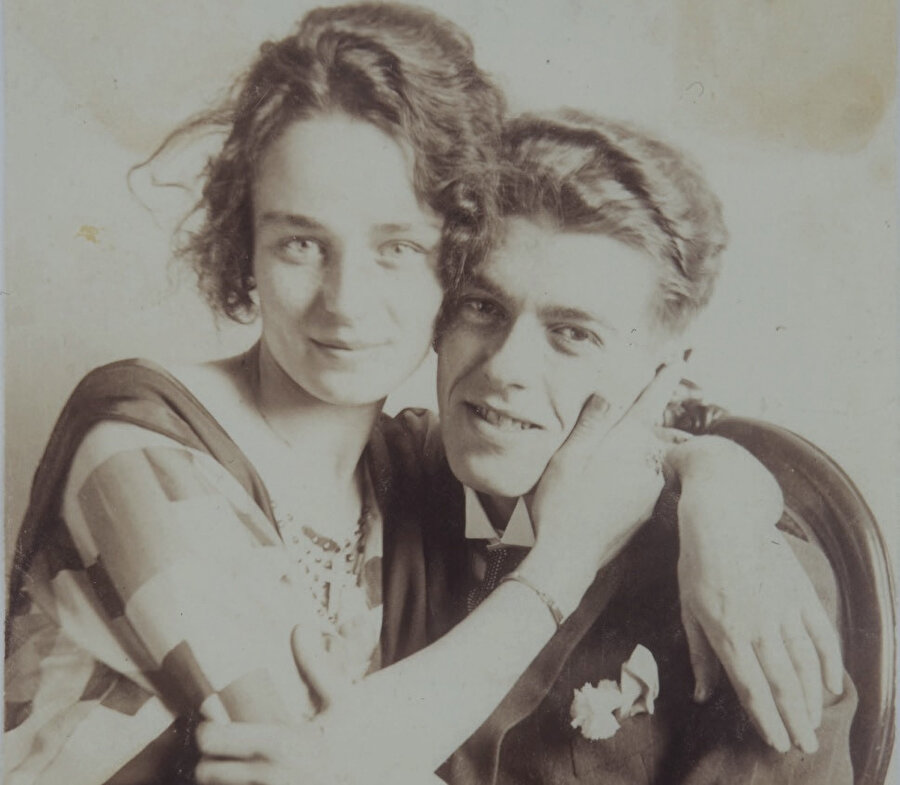 Magritte, modeli, ilham kaynağı ve karısı olan Georgette Berger ile 1913’te Charleroi’daki bir festivalde tanışmıştı. 1914’te savaşın başlamasıyla iletişimlerini koparan çift, 1920’de bir botanik bahçesinde karşılaştıktan iki yıl sonra evlendiler.