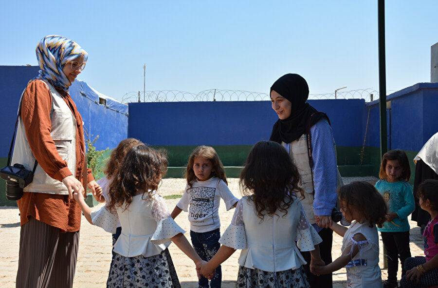 Savaş sebebiyle mesleğini yapamayan Suriyeli kuaförler ve Türkiye’den gelen gönüllü kuaförlerle birlikte üç gün boyunca Siccu, Şemmarin ve Reyyan olmak üzere üç farklı kampı ziyaret ettik.