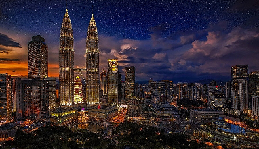 Dünyanın en yüksek yapılarından olan Petronas İkiz Kuleleri bu kenttedir.