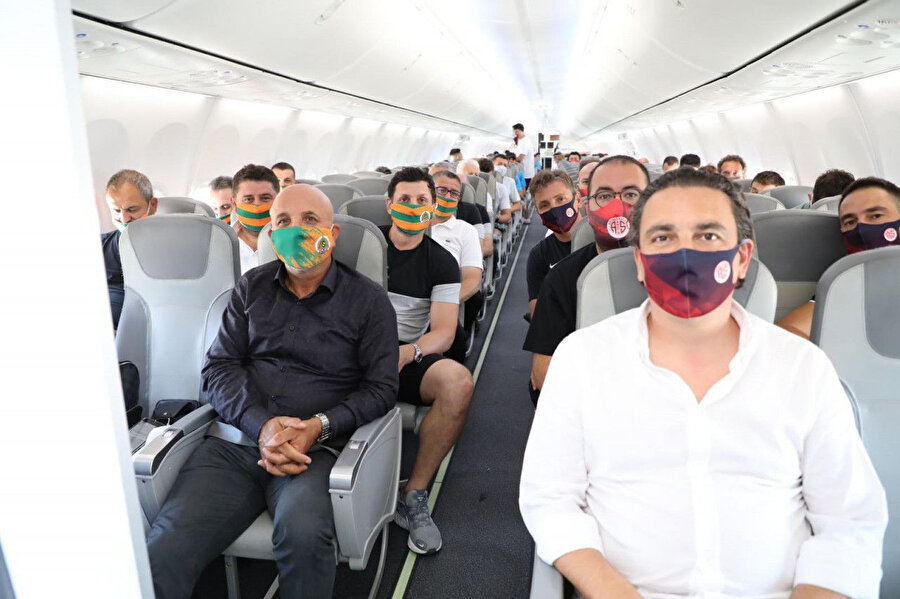 Alanyaspor ve Antalyaspor oyuncuları ve başkanlar aynı uçakta İstanbul'a seyahat etti