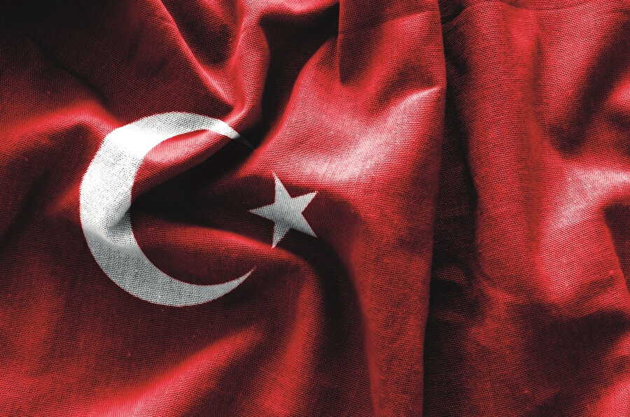 Batılı ekonomilerin işleyerek pahalı ürünlere, lüks tüketim mallarına dönüştürdüğü kakao, altın , elmas ve uranyum gibi değerli yeraltı ve yerüstü kaynakları sudan ucuza gidiyor. Dolayısıyla bütün bu zenginlikler Afrika ekonomisine ciddi bir katkı sağlamıyor. Uluslararası sistem, yardım adı altında uyguladığı programlar vasıtasıyla Afrika'da yeni tip sömürgeciliği ihya ediyor.