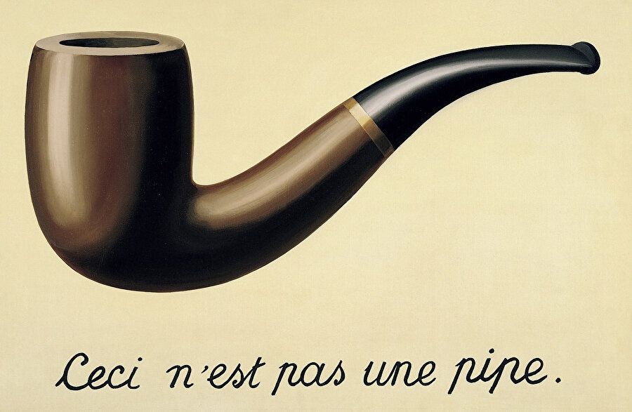 This Is Not a Pipe (Bu Bir Pipo Değildir), 1929: ‘Bu tablo yüzünden epey azar işittim! Ama yine de…pipomun içini doldurabilir misiniz?’ Magritte imgelerle kelimelerin eşdeğer olmadığı fikriyle oynamayı severdi; birbirlerini hatırlatırlar, ama birbirinin yerine geçemezler.