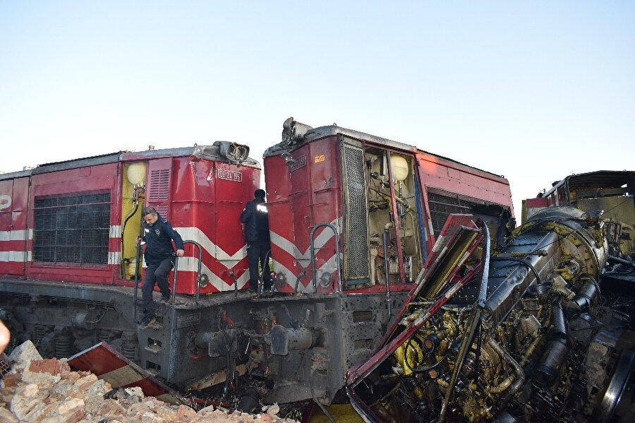 İki yük treni çarpıştı