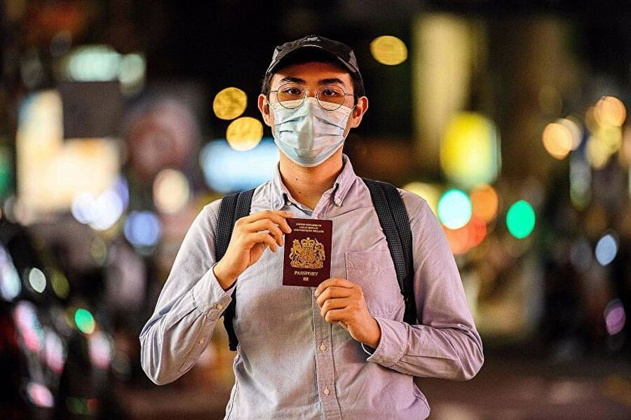 Hong Konglular pasaportlarını yenileyebilmek için kargo şirketlerinde uzun kuyruklar oluşturdu