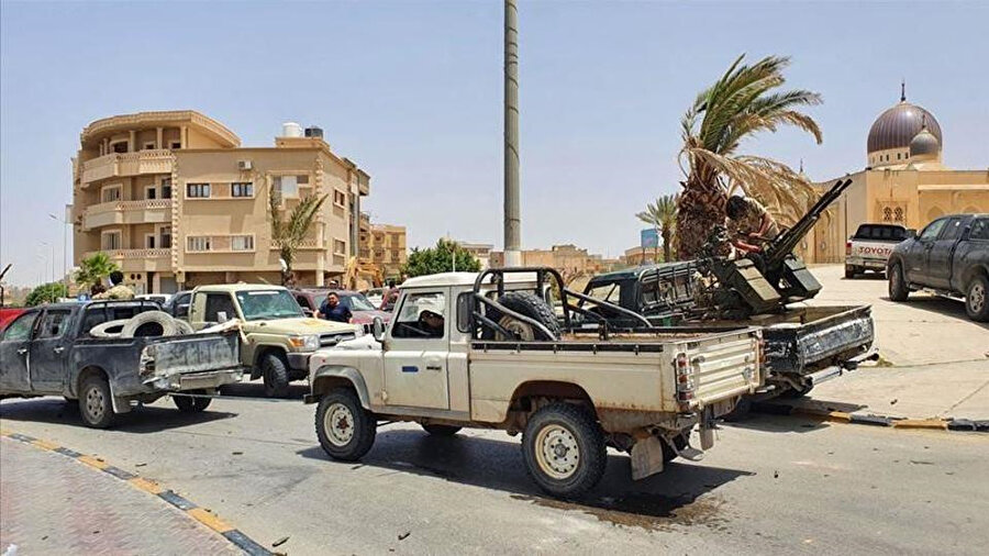 Libya ordusu, Sirte'yi ve Cufra Hava Üssü'nü Hafter milislerinden almak için yoğun çaba harcıyor.