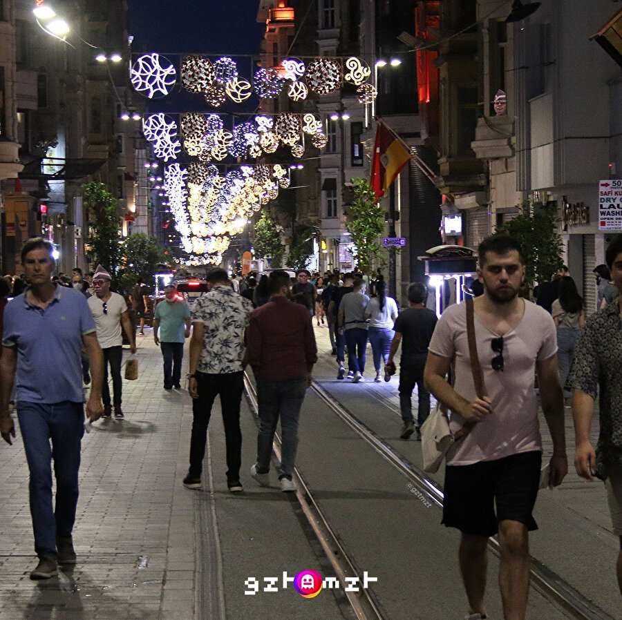 Taksim'de malum kişiler etrafa konuşlanmış