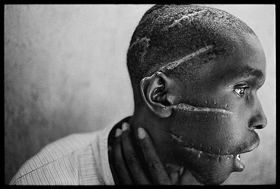 Biafra savaşını çıkarıp finanse eden Fransız ve İsviçre şirketleridir. Fransız televizyonlarının savaş süresince kamuoyuna yansıttığı görüntü neydi, biliyor musunuz? Fransız askerlerinin kucağında savaştan kurtarılan aç çocukların uçaktaki manzaraları... Oysa aynı uçakların kargo bölümlerinde savaşı kızıştırmak için tonlarca silah taşınıyordu. Kimsenin vermeye cesaret edemediği asıl görüntü işte buydu.