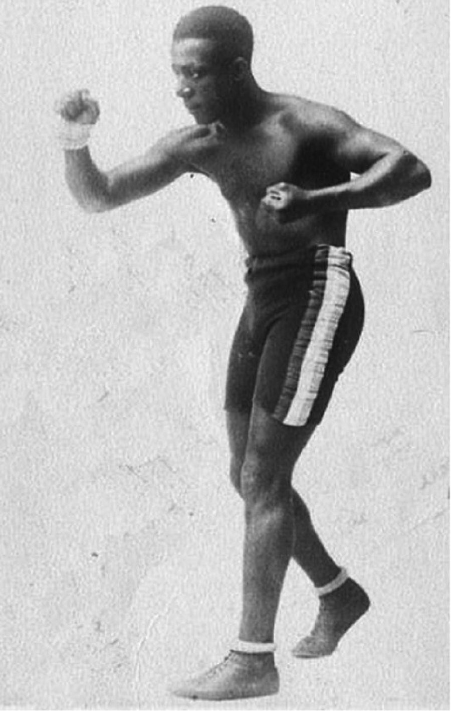 Eugene Bullard boksörlük yaptığı gençlik yıllarında