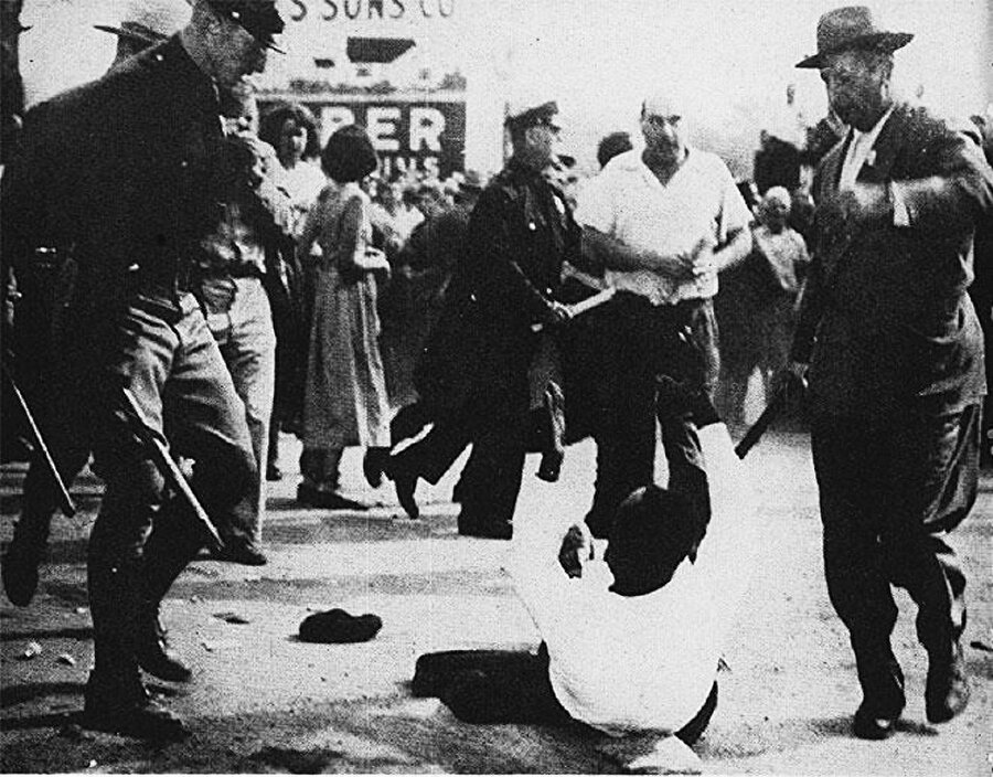 Eugene Bullard 1949 yılında New York polisi ve ırkçı beyazlar tarafından dövülürken.