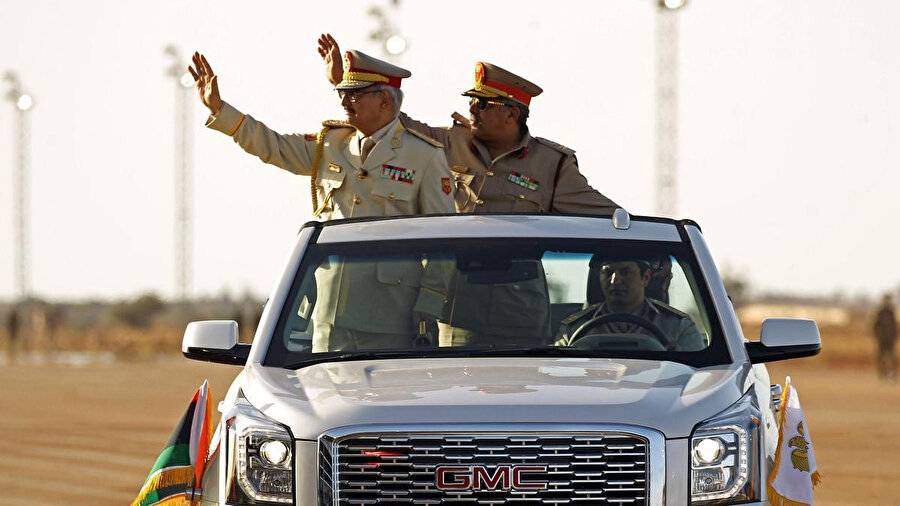 Libya'nın doğusundaki gayrimeşru silahlı güçlerin lideri Halife Hafter. (solda)